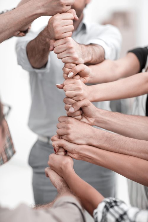 aus-naechster-naehe-haelt-sich-das-geschaeftsteam-an-einem-starken-seil-fest